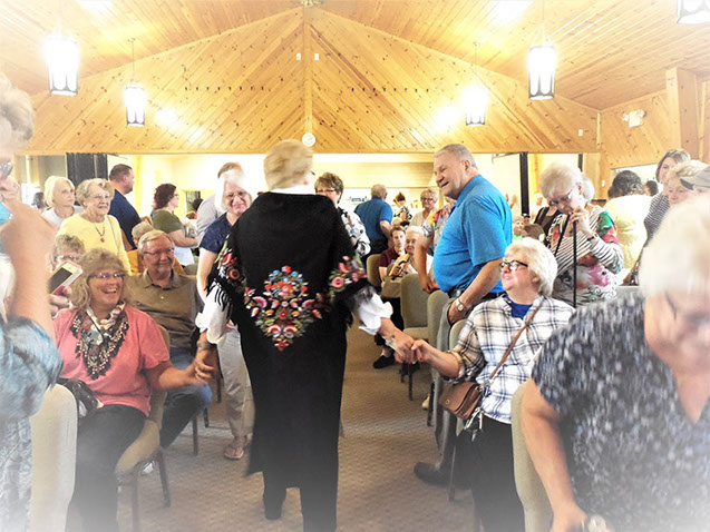 Lauraine greeting fans at Norsk Hostfest