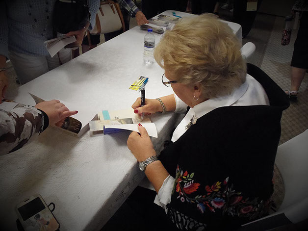Lauraine Snelling signs autographs